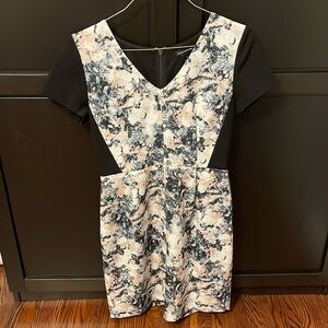 Club Monaco women’s dress floral pattern with black accents v neck. Size 0.Lined